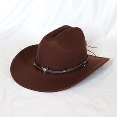 Elevate your outdoor style with our Men's Vintage Western Cowboy Hat. This hat combines resilience with aesthetic appeal, making it an excellent choice for those who enjoy the outdoors and have an eye for style. Discover the features that set it apart: FEATURES: Sun Shade: The hat's design, featuring a pinch front crown and wide brim, offers ample shade, making it ideal for outdoor activities. Classic Style: The hat's distressed look brings a classic charm to any ensemble, enhancing your appeara Best Cowboy Hats, Cowboy Hats Women, Cowboy Hat Styles, Costume Africain, Womens Visor, Woolen Hat, Womens Fedora, Gym Outfit Men, Chapeau Cowboy