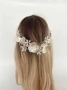 Floral Bridal Crown Colour: Off white It is made of clear crystals, pearls, metal flowers and resin flowers. Since it is made of silver wire, you can shape it as you wish. It has a delicate texture. There are ring pins at the ends.  Piece length: 32 cm / 12.5984251969 inches 💖 Material: Steel wire, clear crystal stones, pearl, metal flower, resin flower ✅ 💖It is sensitive. It is recommended to use it with caution. ✅ 💖 Everything we make is specially handmade with love and care in our workshop Tiara Hair, Natural Hair Bride, Bridal Photographs, Bridal Accessory, Crown Tiara, Braut Make-up, Wedding Accessory, Bohemian Wedding Dress, Princess Crown