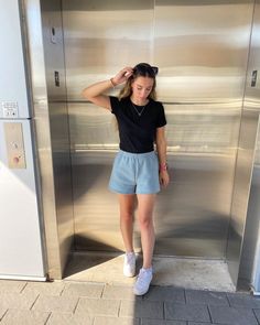 How to Wear Sweatshorts? 21 Best Outfit Ideas for Women Photo Idea Aesthetic, Idea Aesthetic, Matching Sweats, Casual Fashion Trends, Insta Photos, Oversized Tee Shirt