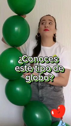 a woman standing next to green balloons with the words conoces est tipo de globo?