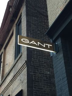 an old building with a sign that says gant on it