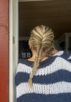 Fishtail Braid Aesthetic, Fishbraid Hairstyles, Scandi Hairstyles, Hairstyles Fishtail Braid, Braids Fishtail, Inspo Hairstyles, Vacation Hair, Cool Braids