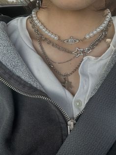 Vivienne Westwood Necklace Outfit Ideas, Y2k Necklace Aesthetic, Acubi Fashion Accessories, Acubi Accessories Aesthetic, Silver Vs Gold Jewelry, Stargirl Accessories, Acubi Necklaces, Acubi Accessories, Y2k Core Aesthetic