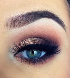 Looking for a liquid, gel or pencil eyeliner on the cheap? These drugstore brand picks get stellar reviews. Rock Makeup, Blue Eyes Pop, Prom Eye Makeup, Mode Tips, Best Makeup Tips, Make Up Tutorials, Make Up Inspiration