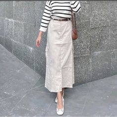 checkout link di bio Dapatkan ide outfit yang sedang trend saat ini. Lihat bagaimana gaya trend dengan produk yang sedang diskon. Hijab Sport, Fesyen Islam, Disco Outfit, Outfit Trends, Women Cargos, Skirt Suit, Full Skirt, Concert Outfit