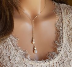 Elegant Pearl Lariat Necklace Dainty Pearl Lariat Bridesmaid - Etsy Bridesmaid Necklaces, Necklaces Wedding, Lariat Style Necklace, Pearl Lariat Necklace, Pearl Lariat, Knee Hugger, Bridal Pearl Necklace, Pearl Earrings Wedding, Necklace Tutorial