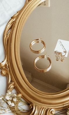 Fashion Fotografie, Jewellery Photography Inspiration, Jewelry Product Shots, Creative Jewelry Photography, Jewelry Photography Styling, Studio Jewelry, Jewelry Photoshoot, Gold Aesthetic, Minimal Jewelry