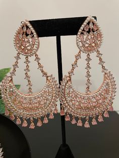 This maangtikka set comes with matching statement earrings and is beautiful and elegant for any occasion. The design is unique and oversized and it comes in two colors with a beautiful finish. No need to wear any neckpiece with these as they are a statement jewelry by itself! Headpiece Indian, Indian Jhumka, Pink Studs, Bollywood Jewelry, Indian Earrings, Bridal Jewellery Indian, Cz Jewelry, Cz Earrings, Emerald Earrings