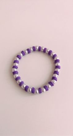 Clay Bead Bracelet Ideas Purple And Pink, Cute Purple Bracelet Ideas, Pearl Clay Bead Bracelet Ideas, Purple Bracelet Ideas, Bracelet Set Ideas, Purple Clay Bead Bracelet, Bracket Making, Purple Bracelets, Bead Business