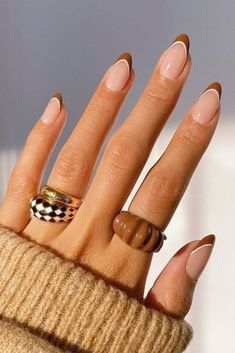 Fall Graduation Nails, Fun French Tips Nails, Neutral Tip Nails, Call Nails 2023, Minimalistic Nails Design, Fal Nails, Occasion Nails, Milky Nails, Easy Nails