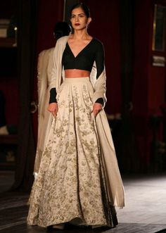 Model walking the ramp in cream anarkali with black choli for sabyasachi during Indian couture week July 2014 Black Choli, Cream Anarkali, Manish Malhotra Lehenga, Indian Fits, Orang India, Sabyasachi Lehenga, Indian Outfits Lehenga, Nikkah Dress, Desi Wear