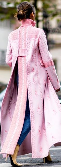 Fashion Week Inspiration, Mode Rose, Fall Fashion Coats, Mode Kimono, Valentino Fashion, Fashion Week 2018, Coat Outfit, Pink Coat, Street Style Paris