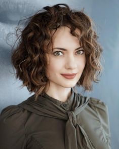 comemnt faire un carré bouclé, cheveux chatain, effet coiffé décoiffé, modele coupe de cheveux pour les femmes aux cheveux bouclés Short Medium Length Hair, Medium Bob Hairstyles, Short Curls, Natural Wavy Hair, Medium Long Hair, Long Bob Hairstyles