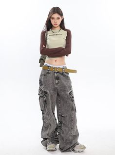 Casual meets chic in our wide-leg cargo jeans. Their slouchy fit and washed look, together with unique diagonal pockets and folding details, lends an edge to your everyday streetwear. Model is 5'5 100lbs wearing M Outfit Show Off Poses, Black Skater Jeans Outfit, Baggy Jeans Poses, New Jeans Style Outfits, Jeans And Denim Outfit, Gray Baggy Jeans Outfit, Jeans And Denim, Colorful Alt Fashion, Eco Punk Fashion