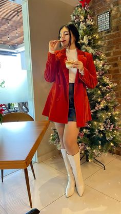 Christmas Outfit For Women, Casual Festival Outfit, Christmas Day Outfits, Minimalist Winter Wardrobe, Wardrobe Must Haves, Red And White Outfits, Outfit Botas, Capsule Wardrobe Women, Outfits For Mexico