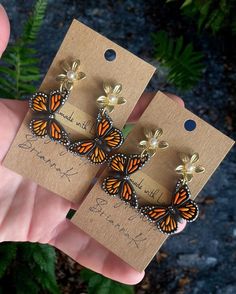 Handmade and painted monarch butterfly earrings! flower stud post! Listing is for 1 pair :) Free shipping on orders $35+ :) Monarch Butterfly Earrings, Polymer Clay Flowers Tutorial, Butterfly Polymer Clay, Clothing Collage, Clay Earrings Flower, Butterflies Nature, Atelier Art, Monarch Butterflies, Flower Style