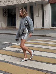 Silver Flats Outfit, Silver Shoes Outfit, Silver Outfits, Street Style Inspiration, Silver Shoes, Trend Fashion