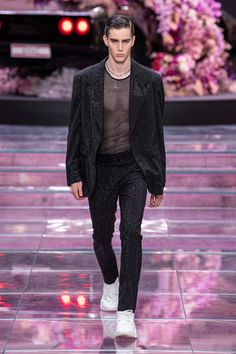 Versace Spring 2020 Menswear Fashion Show - Vogue Versace 2020, Versace Spring, 2016 Menswear, Donatella Versace, Runway Trends, Fashion Show Collection, Versace Men