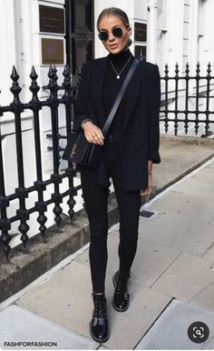 Fashion Work Outfit Business Chic, All Black Outfits For Women, Combat Boot Outfit, Fashion Work Outfit, Stile Casual Chic, Black And White Outfit, Chique Outfits, Business Chic, Looks Black