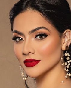 Isnpiração de noiva com batom vermelho que nós amamos!  fotografada  por Alan Rendeiro. Beleza por Valéria Rendeiro Lipstick Makeup Looks, Tan Skin Makeup, Best Lipsticks, Nail Jewelry, Make Hair, Lipstick Makeup, Tan Skin