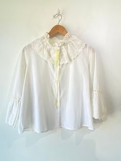 Vintage Form Fit Rogers White Blouse! The cutest clown collar with peasant sleeves and buttons up the front. Made in USA. Would best fit a size small, please refer to measurements. In overall excellent condition with minor signs of wear. Approx. Measurements: Underarm to Underarm: 19" Sleeve Length: 17.5" Length: 21" Peasant Blouse With Buttons For Spring, Spring Daywear Blouse With Peter Pan Collar, Spring Peasant Blouse With Buttons, Vintage Bishop Sleeve Blouse For Daywear, Puff Sleeve Smock Blouse For Daywear, Retro Blouse With Peter Pan Collar For Spring, Vintage Blouse With Ruffled Collar For Spring, Cottagecore Puff Sleeve Blouse For Daywear, Retro Peter Pan Collar Blouse For Spring