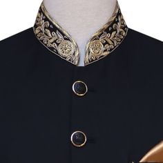 Descrizione

 "Cappotto Prince ricamato nero che traduce la nostra cultura e artigianalità" Ottieni questo cappotto principe in tessuto tropicale nero con bande dorate e abbellimento del polsino. Inoltre compreso con bottoni in ottone dorato e nero, spilla a catena e pochette. Black Prince Coat, Coat Runway, Formal Attire For Men, Prince Coat, Custom Made Suits, Brass Buttons, Shalwar Kameez, Turbans, Formal Attire