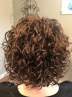 A New Dawn PDX With Dawn Lewis As Perm Specialist. Hair And Glasses, Bob Haircut Curly, Choppy Bob Hairstyles, Short Curly Haircuts, Haircuts For Curly Hair, Penteado Cabelo Curto, Curly Bob Hairstyles