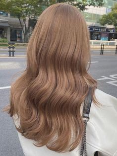 light ash brown long waves Ash Brown Hair Color, Beige Hair, Korean Hair Color, Honey Brown Hair, Ash Brown Hair, Brown Hair Looks, Brown Hair Inspo