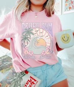 "Beach Bum Shirt Comfort Colors Summer Beach Shirt Gift For Beach Bum Comfort Colors Beach Bum Tee Preppy Shirt Retro Beach Vibes T-shirt Beachy Sunset Introducing our fabulous retro Summer shirt, featuring the iconic phrase \"Beach Bum.\" Prepare to make a statement and embrace the carefree spirit of summer with this delightful piece that effortlessly blends vintage charm with modern style. Its relaxed fit allows for ease of movement, perfect for those spontaneous beach volleyball matches or le Fun Beach Party T-shirt With Letter Print, Cute Crew Neck T-shirt For Beach Season, Beachy Crew Neck T-shirt With Funny Print, Cute Relaxed Fit T-shirt For Beach Season, Pink Graphic Print Top For Beach Party, Pink Summer T-shirt For Vacation, Pink Relaxed Fit T-shirt For Vacation, Cute Beach T-shirt With Screen Print, Fun Graphic Print Tops For Beach Party