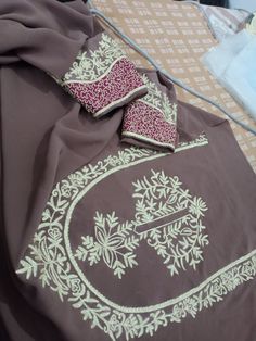 Aari Work Punjabi Suit Design, Aari Work Suit Design, Simple Suit, Suite Design, Embroidery Suits Punjabi, Embroidery Store, Embroidery Fashion Detail, Embroidery Suit, Classy Suits