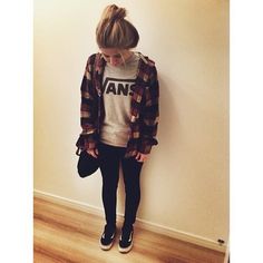 By:whitney411_ Follow for more pins like this!! Style Skate, Black Pinterest, Converse Outfits, Estilo Hipster, Scene Girl, Hipster Outfits, Skater Girls, Spring Jewelry, Combat Boot