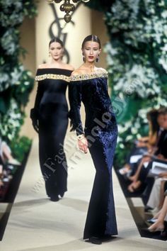 Iconic Runway Looks, Ysl 90s, Iconic Runway, Vintage Runway Fashion, Haute Couture Details, Dresses Velvet, 90s Runway