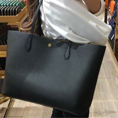 Nwt Tory Tote. Please Refer To Pictures For More Info! Tory Burch Bags Handbags, Tory Burch Black Bag, University Bags Women, Uni Tote Bag, Tote Bag University, School Tote Bags, Tory Burch Tote Bag, Tote Bag Outfit, Uni Bag