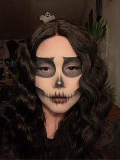 Girly Skeleton Makeup, Easy Skeloten Makeup, Skeleton Make Up Look, Halloween Mackup Ideas, Ghoul Makeup Halloween, Skeleton Girl Makeup, Chicano Clown Makeup Men, Skeleton Makeup Black Woman, Baddie Skull Makeup