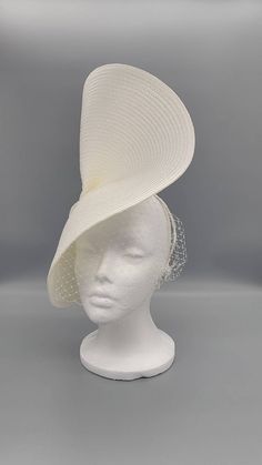 Luxury White Felt Hat For Country Events, Wedding Hats For Bride, Hangout Fest, Fascinator Hats Outfit, Old Wedding Dresses, Ivory Fascinator, Church Lady Hats, White Fascinator, White Veil