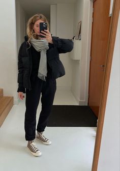 Doc Marten Rainy Day Outfit, Styling Beanies Women, Cold Dinner Outfit, Cream Sweatshirt Outfit, European Winter Fashion, Errands Outfit, Cosy Outfit