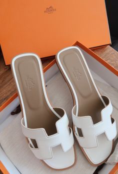 Tas Louis Vuitton, Hermes Slippers, Hermes Oran Sandals, Orange Box, Sandals Outfit, Hermes Shoes, Girly Shoes