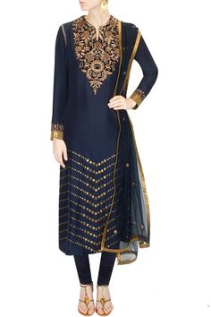 This saree is in a navy blue georgette with gold zardozi work on saree pallu and light blue trims on border. This blue saree comes along with blue fully zardozi embroidered blouse in velvet and blue colour satin petticoat. Kurti Designs For Women, Hand Work Kurti, Mirror Work Kurti, Kurti Styles, Jj Valaya, Kurti Sleeves Design, Angrakha Style, Desi Wear, Indian Bridal Lehenga