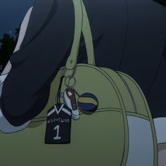 the back of a person's shoulder bag with a tag on it that says, quagra 1