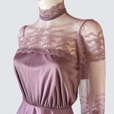 Superbe robe longue violette des années 70 par JCPenney Fashions ! CARACTÉRISTIQUES : - Superbe encolure droite avec col cheminée en dentelle transparente et manches longues en dentelle transparente ! - Ceinture à nouer dans le tissu assorti. - Une fermeture éclair se ferme à l'arrière. Le lacet se ferme à l'arrière du cou avec deux agrafes. Les manches se fixent aux poignets à l'aide d'un bouton-pression. - La robe est non doublée et légère. ÉTAT : Il y a deux trous dans la dentelle à l'arrière Lavender Lace Dress, Lilac Gown, Prom Bridesmaid Dress, Gown Vintage, Purple Maxi, Purple Maxi Dress, Lace Bracelet, Maxi Gown, Bridesmaid Dresses Prom