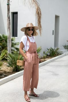 Feb 10, 2020 - This Pin was discovered by Destiny Jimenez. Discover (and save!) your own Pins on Pinterest. Beautiful Jumpsuits, Fashion Mask, Easy Style, Cooler Look, Pinterest Fashion, Mode Inspo, Petite Outfits, 2000s Fashion, 80s Fashion