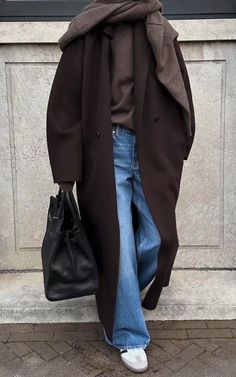 Modern Academia Fashion, Cphfw 2023, Brown Coat Outfit, Adrette Outfits, Fest Outfits, Chicago Fashion, Looks Party, Brown Coat