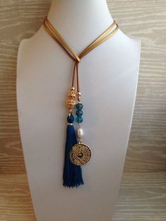 Teal Tassel Lariat on gold leather Bijoux Diy, Fabric Jewelry, Hand Made Jewelry, Jewelry Patterns, Leather Necklace, Jewelry Projects