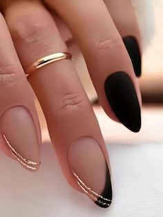 Quer saber como fazer uma unha maravilhosa assim? Digite "Quero" nos comentários! Best Ring Designs For Women, Black Nail Art Matte, French Nails Ideas Black, Daily Nails Simple, Black Nail Manicure, Black France Nails, Nail Black And Gold, Black And Gold French Nails, Black Matte Nails With Gold