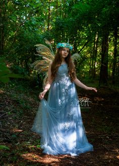 My blue fairy crown features high quality blue and white silk flowers, vintage glass beads, vintage faux pearls, faux hummingbirds, vintage rhinestones, and a metal Butterfly centerpiece. The blue flower crown would be perfect for a Fairy Costume, a Fairy Queen costume for theater, Woodland Fairy costume, a Fairytale Wedding, a Hand Fasting ceremony, a fairy photography session, LARP event, or an outdoor wedding/ forest wedding. Even for a forest birthday party! The blue fairy crown sits on top Blue Fairy Costume Ideas, Blue Fairy Cosplay, Flower Queen Costume, Moon Fairy Costume, Fairy Costume Blue, Male Fairy Costume, Blue Fairy Halloween Costume, Diy Fairy Costume Women, Blue Fairy Outfit