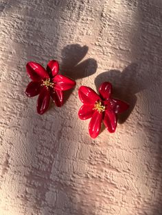 These flower earrings are ye-catching and elegant- featuring a bold, glossy pink design. Each earring is shaped like a flower with five petals, and the petals have a slightly curved, pointed shape, giving the flowers a dynamic, lifelike appearance. The petals are a deep, rich pink a polished, shiny finish, making them stand out beautifully. These earrings are perfect for making a statement, whether for a special occasion or to add a pop of color and elegance to everyday outfits. They have a soph Jewellery Summer, Pink Flower Earrings, Glossier Pink, Summer Earrings, Earrings Flower, Summer Earring, Earrings Pink, Pink Design, Earrings Statement