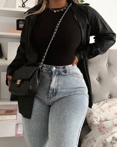 Blue Mom Jeans Outfit Winter, Casual Holiday Party Outfit Jeans, Yeezy Outfits, Black Bodysuit Outfit, Nightout Outfit, Mode Zara, Leather Shirt, Cute Simple Outfits