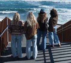 Surf Style Aesthetic, Surfcore Outfits, Winter Surfer Girl Style, Puberty Blues Aesthetic, Surfer Winter Outfits, Surfer Girl Winter Outfits, Preppy Granola Style, Surfer Girl Style Winter, Cozy Beach Outfits