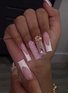 Short Simple Nail Sets, 17 Birthday Nails Ideas, Nails Inspiration Birthday, Acyrilics Nails Ideas, Cute Nails French Tip, 17 Birthday Outfit Ideas, Pink Birthday Outfits, Cute Nails French, Birthday Nails Inspo