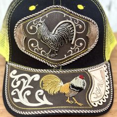 El precio INCLUYE impuestos y envio a cualquier parte de los Estados Unidos. Gorra vaquera color negro y amarillo con diseño de gallos. Hecha artesanalmente en México, cuenta con detalles hechos a mano, pelo de res original y un gallo bordado en la visera. Esta gorra es única; es literalmente una de una. Descripcion de la Gorra Vaquera Estilo: Gorra Vaquera Negra y Amarilla con Gallo Color: Negro y Amarillo Hecho en Mexico Gorra con visera precurvada Tapa estructurada de alto perfil Cierre de plastico a presion ajustable Los clientes son responsables por cualquier costo de aduana para envios internacionales. Por favor pongase en contacto con alguna agencia de gobierno local para saber estos costos. Adjustable Country Style Baseball Cap For Rodeo, Country Style Adjustable Snapback Hat, Country Style Adjustable Baseball Cap For Rodeo, Western Style Snapback Hat With Short Brim, Western Style Baseball Cap With Short Brim, Western Style Adjustable Baseball Cap For Country Events, Western Style Snapback Hat, Western Style Baseball Cap For Country Events, Western Style Trucker Hat For Festivals